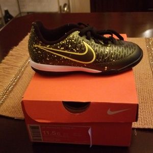 Supercool Nike Magista Indoor Shoe